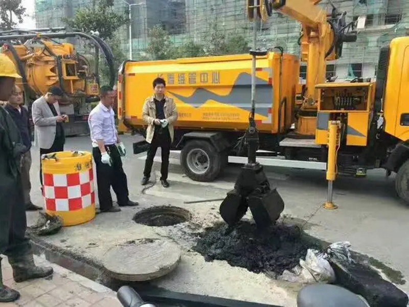 武陵源街道：网格员化身“清道夫”，为民解忧疏通“堵心”化粪池